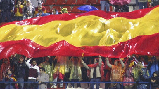 Bandera de Espa&ntilde;a, en un campo de f&uacute;tbol