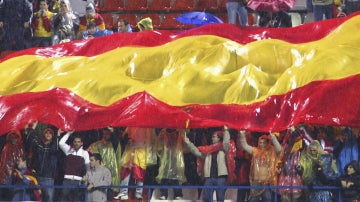 Bandera de España, en un campo de fútbol