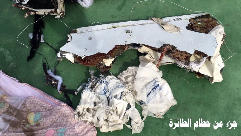 Uno de los restos del avión de EgyptAir encontrados 