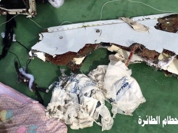 Uno de los restos del avión de EgyptAir encontrados Uno de los restos del avión de EgyptAir encontrados