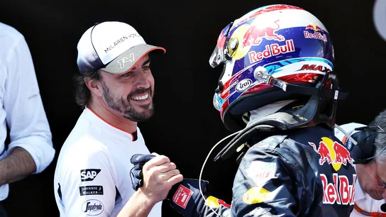Alonso saluda a Max Verstappen en Montmeló Alonso saluda a Max Verstappen en Montmeló