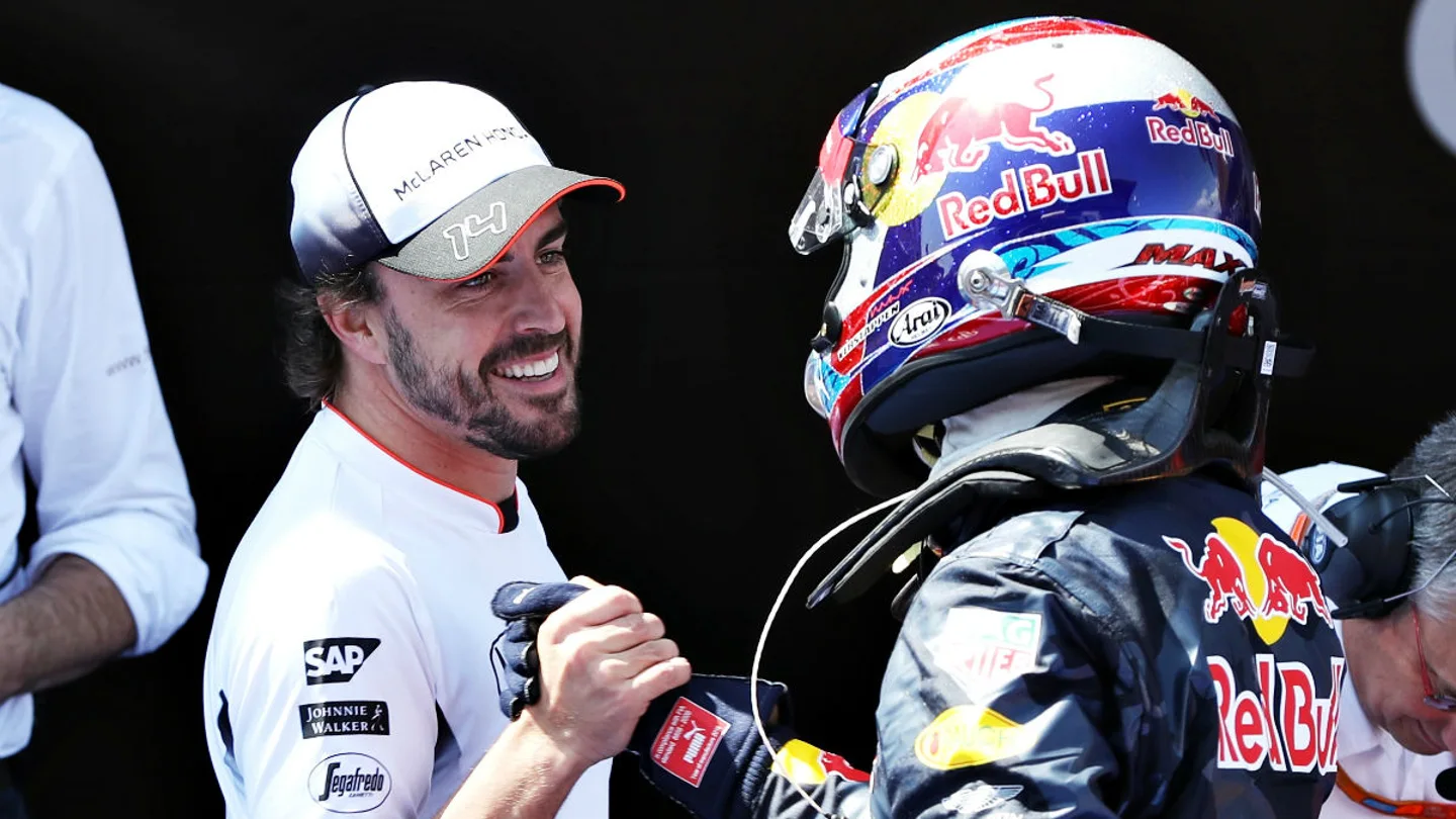 Alonso saluda a Max Verstappen en Montmeló Alonso saluda a Max Verstappen en Montmeló
