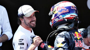Alonso saluda a Max Verstappen en Montmeló