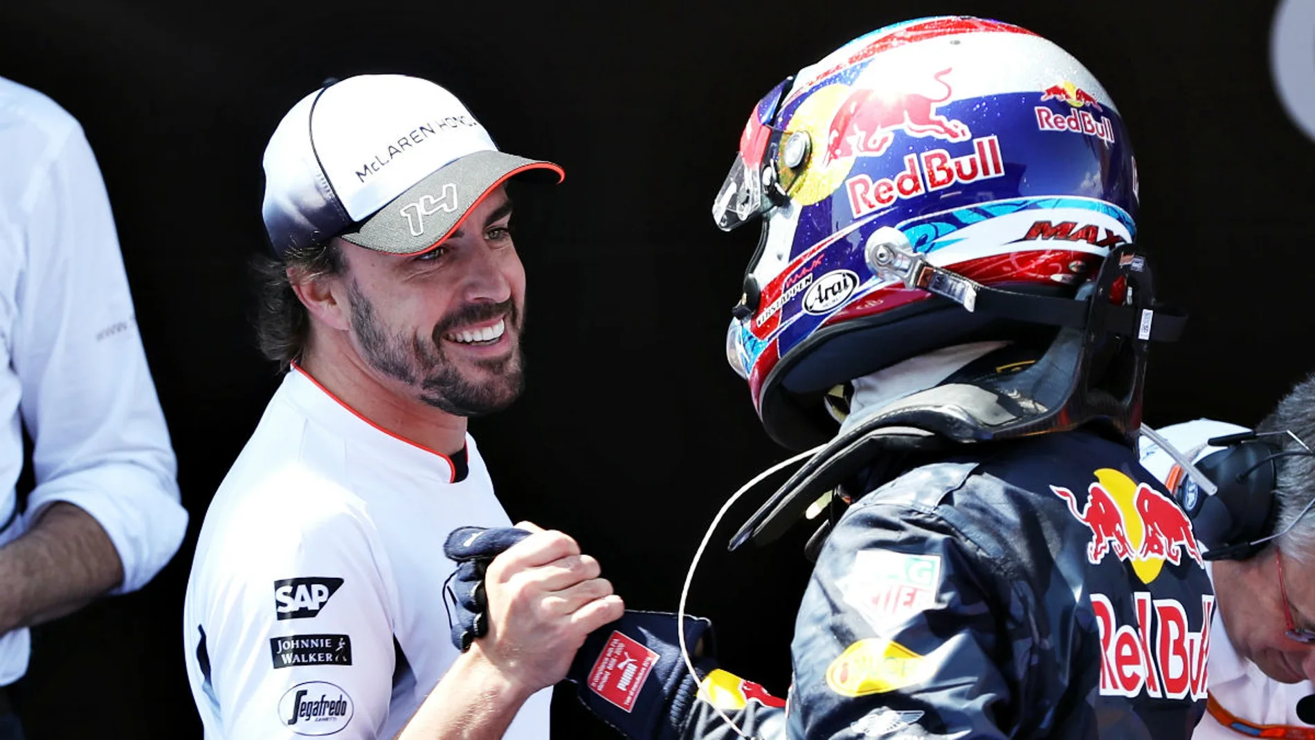 Alonso saluda  a Max Verstappen en Montmeló