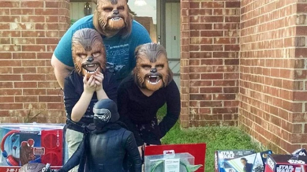 La familia Payne, disfrutando de los regalos de Kohl's