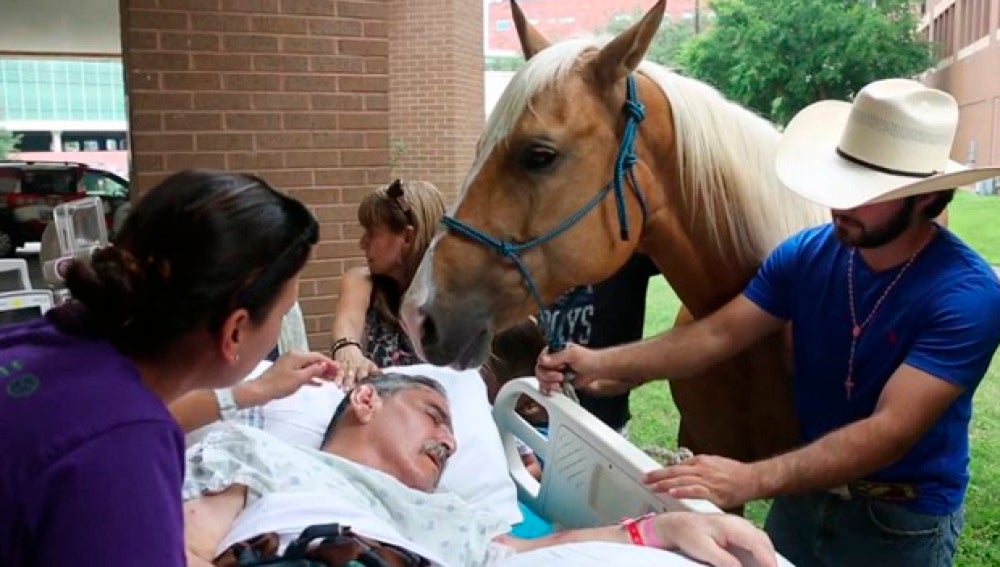 Roberto Gonzales junto a su caballo