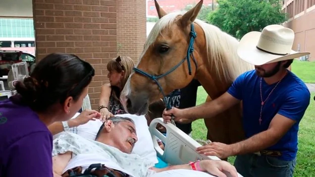 Roberto Gonzales junto a su caballo