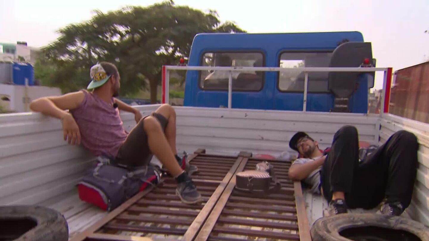Nabil y Mat&iacute;as, en una camioneta