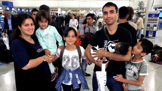 Nafia Bedredin,de nacionalidad iraqui, con su mujer y sus cuatro hijos Nafia Bedredin,de nacionalidad iraqui, con su mujer y sus cuatro hijos