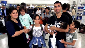 Nafia Bedredin,de nacionalidad iraqui, con su mujer y sus cuatro hijos