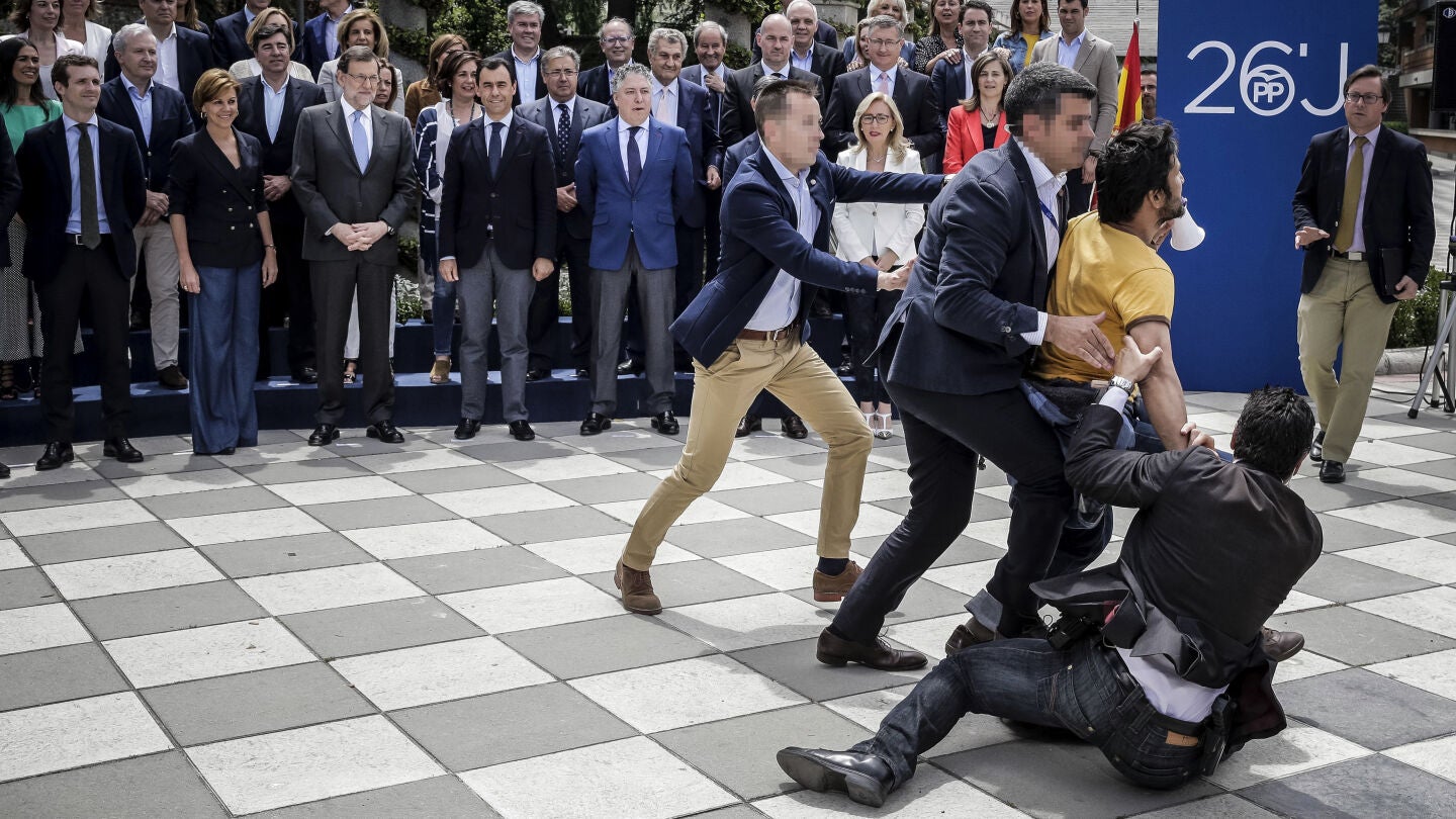 Un espont&aacute;neo en un acto del PP
