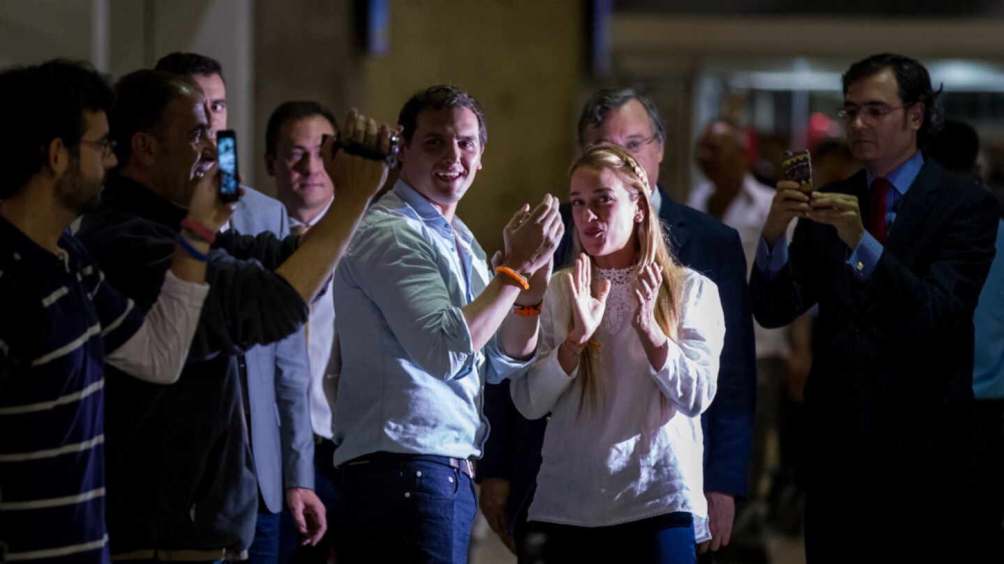 Albert Rivera con Lilian Tintori, la mujer del opositor venezolano Leopoldo L&oacute;pez