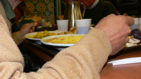 Un hombre en un comedor social Un hombre en un comedor social