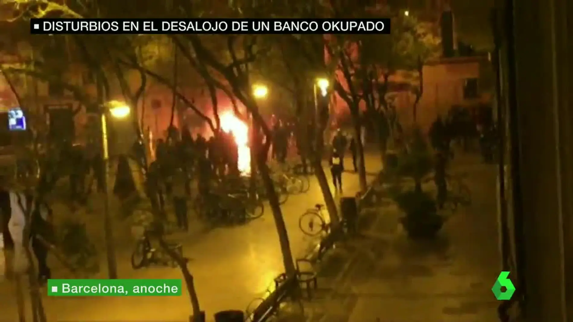 Disturbios en el desalojo de un banco okupado en Barcelona