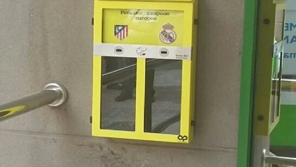 Cenicero instalado por Ahora Madrid en la capital