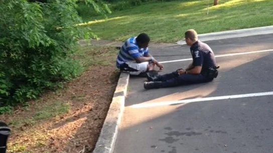 Policia calmando a joven con autismo Policia calmando a joven con autismo