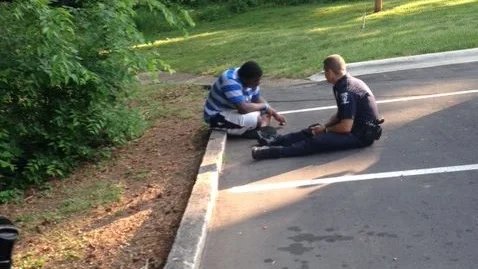 Policia calmando a joven con autismo Policia calmando a joven con autismo