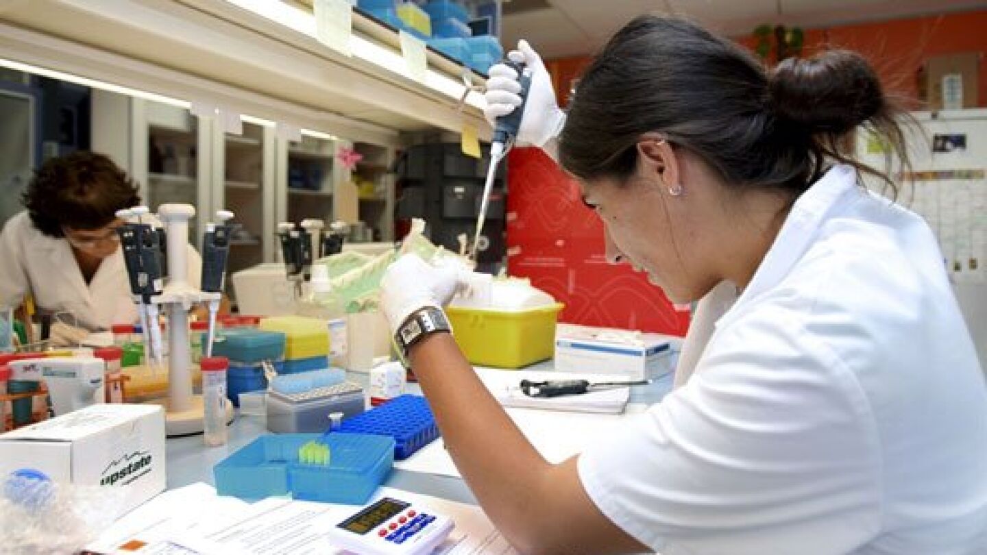 Una cient&iacute;fica realiza pruebas en un laboratorio en una imagen de archivo