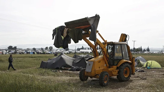 Una excavadora en Idomeni Una excavadora en Idomeni