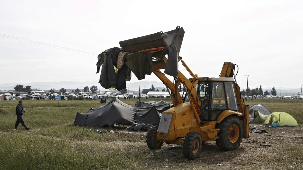 Una excavadora en Idomeni