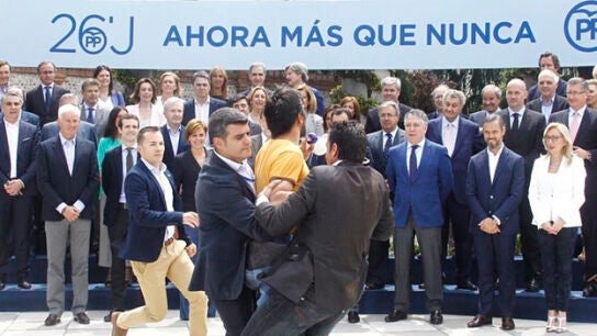 Un espont&aacute;neo irrumpe en un acto del PP