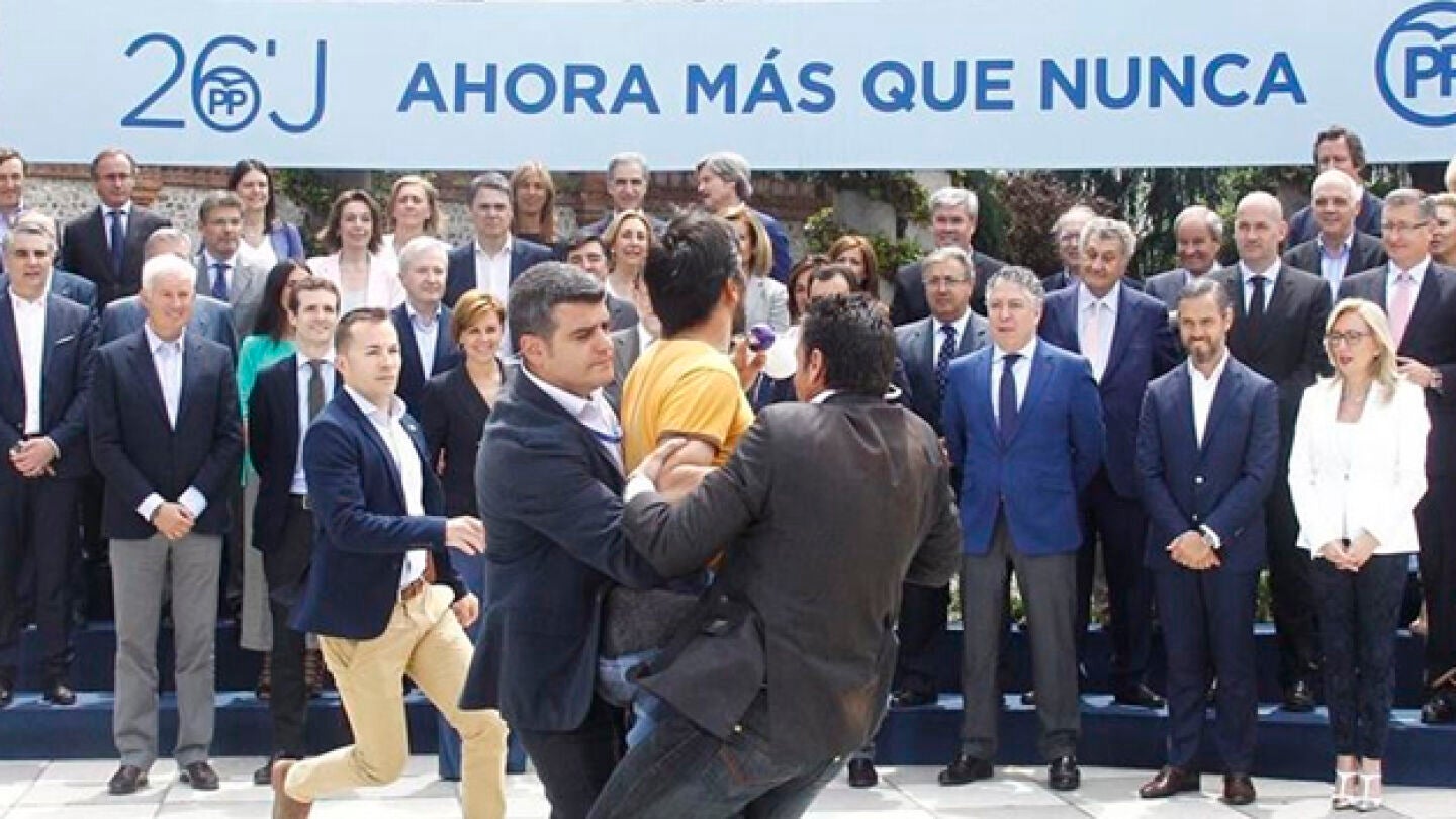Un espont&aacute;neo irrumpe en un acto del PP