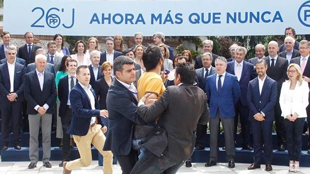 Un espontáneo irrumpe en un acto del PP Un espontáneo irrumpe en un acto del PP
