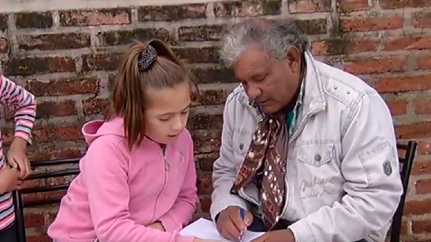 La peque&ntilde;a maestra junto a su alumno