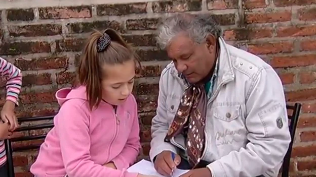 La pequeña maestra junto a su alumno