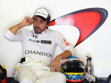 Fernando Alonso, en el box de McLaren-Honda Fernando Alonso, en el box de McLaren-Honda