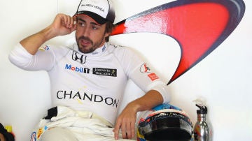 Fernando Alonso, en el box de McLaren-Honda
