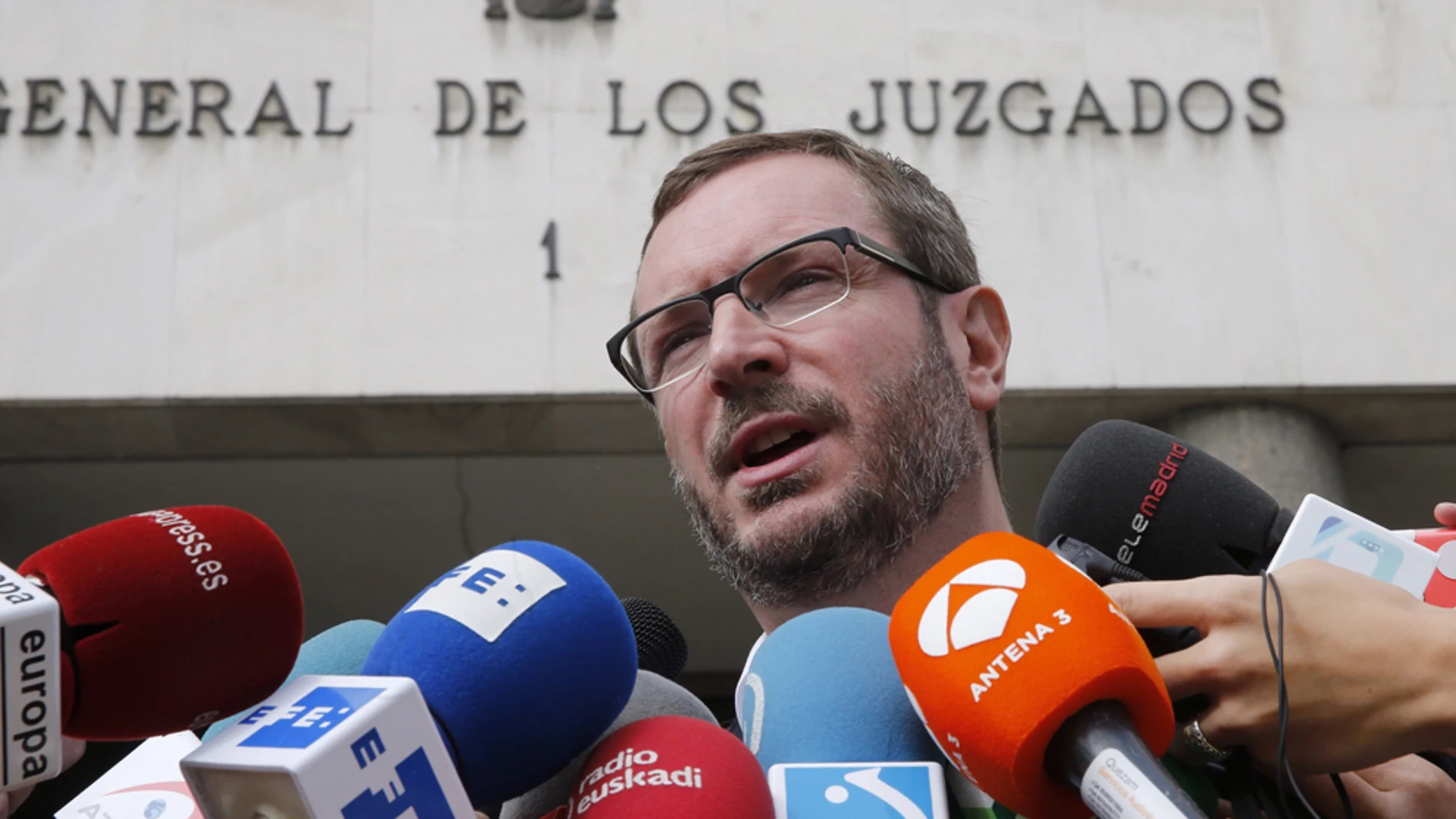 Javier Maroto en la puerta de los juzgados de Plaza de Castilla