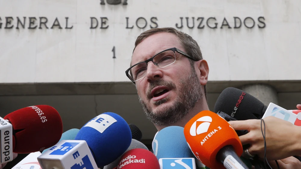 Javier Maroto en la puerta de los juzgados de Plaza de Castilla