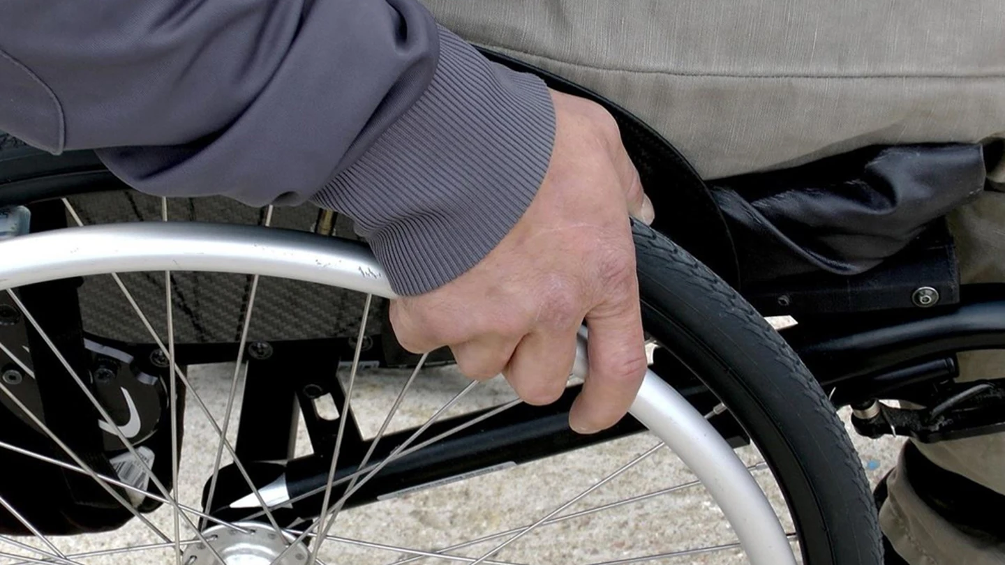 Una persona en silla de ruedas Una persona en silla de ruedas