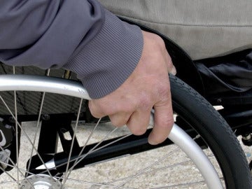 Una persona en silla de ruedas Una persona en silla de ruedas