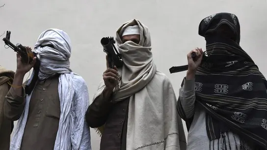 Un grupo de talibanes armados Un grupo de talibanes armados