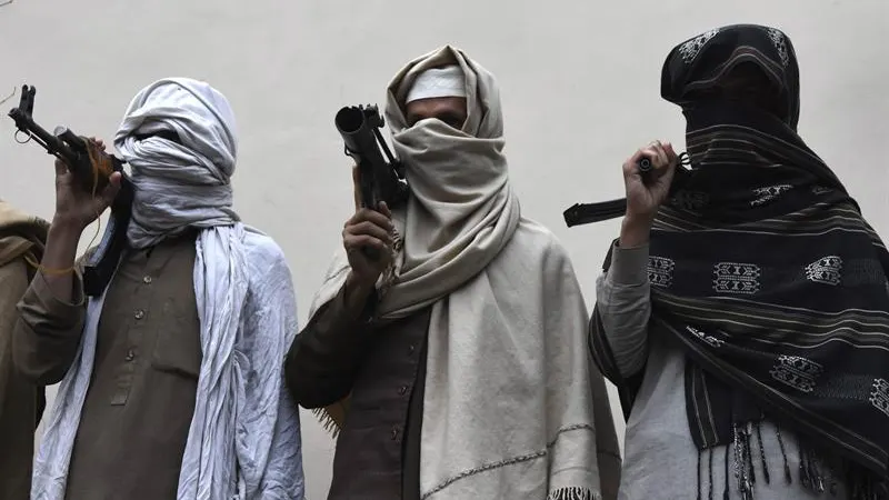 Un grupo de talibanes armados Un grupo de talibanes armados