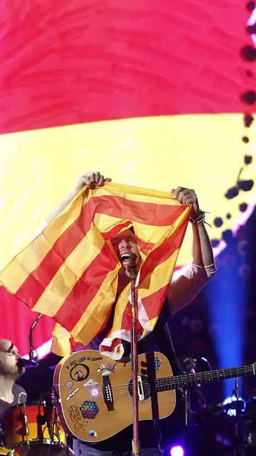 Chris Brown sujeta una Senyera durante el concierto Chris Brown sujeta una Senyera durante el concierto