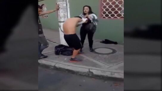 Una mujer obliga a desnudarse a su ladr&oacute;n