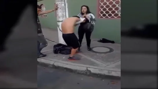 Una mujer obliga a desnudarse a su ladrón Una mujer obliga a desnudarse a su ladrón