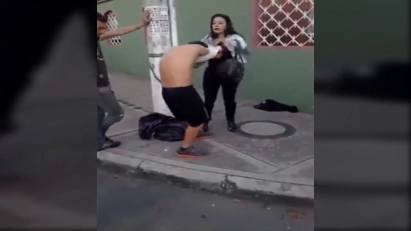 Una mujer obliga a desnudarse a su ladr&oacute;n