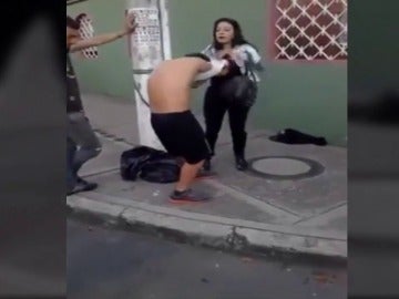 Una mujer obliga a desnudarse a su ladrón Una mujer obliga a desnudarse a su ladrón