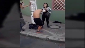 Una mujer obliga a desnudarse a su ladrón