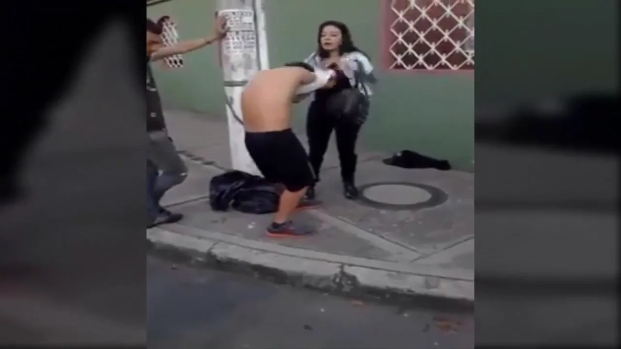 Una mujer obliga a desnudarse a su ladrón Una mujer obliga a desnudarse a su ladrón
