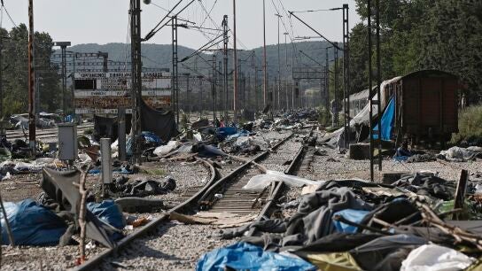 Vista de los enseres abandonados junto al campo de refugiados de Idomeni