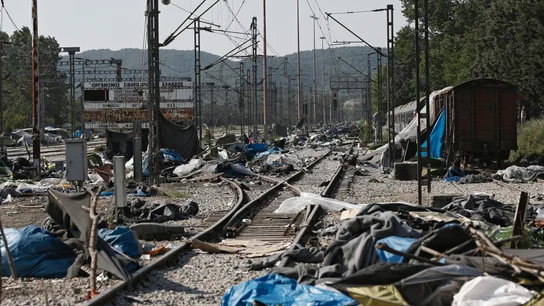 Vista de los enseres abandonados junto al campo de refugiados de Idomeni Vista de los enseres abandonados junto al campo de refugiados de Idomeni