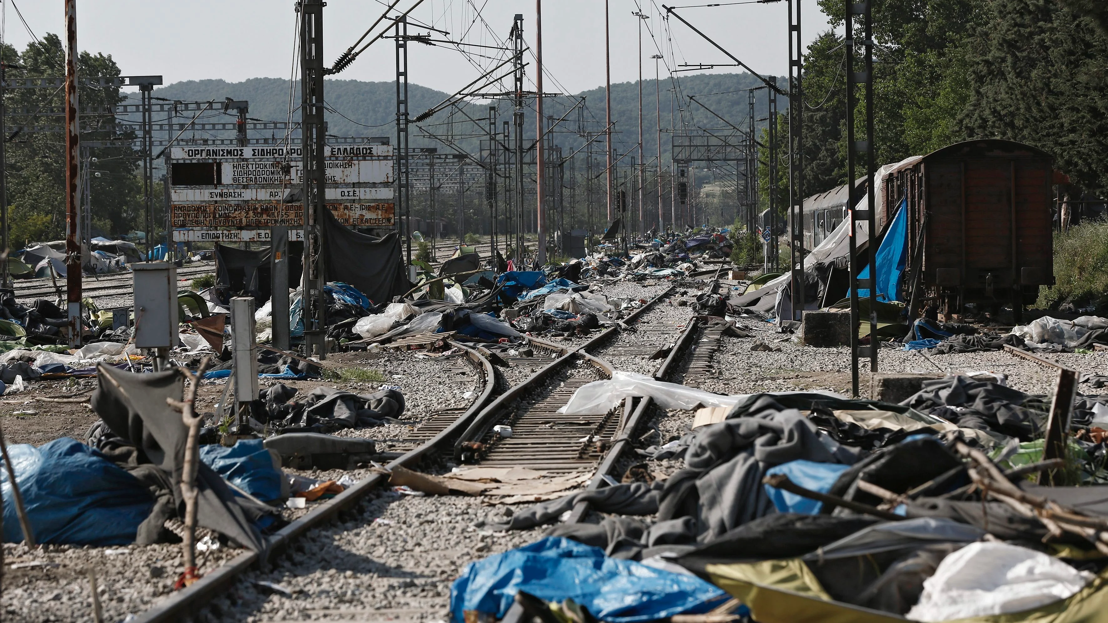 Vista de los enseres abandonados junto al campo de refugiados de Idomeni