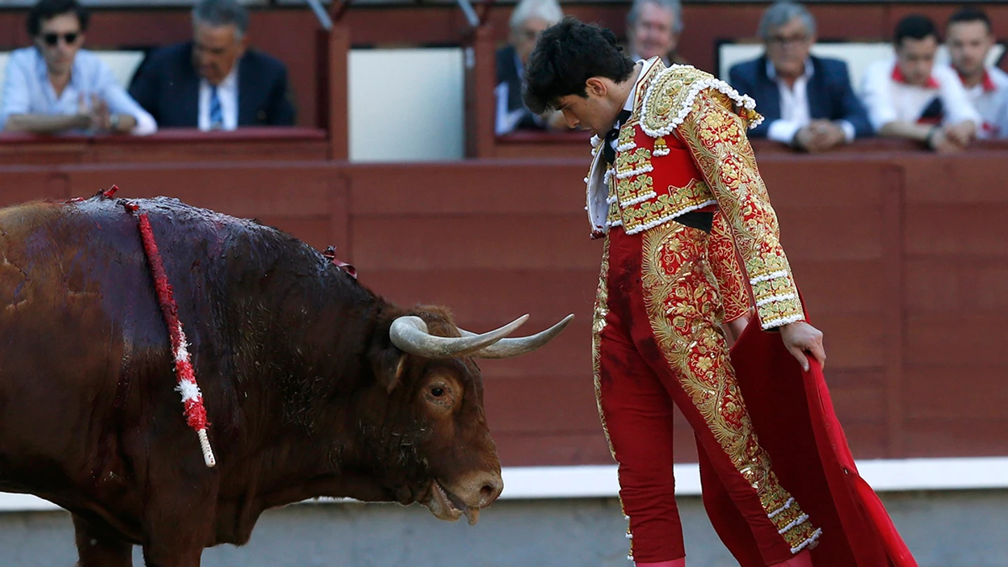 El diestro Alberto López Simón ante su primer toro, durante la vigésimo segunda de la feria de San Isidro El diestro Alberto López Simón ante su primer toro, durante la vigésimo segunda de la feria de San Isidro