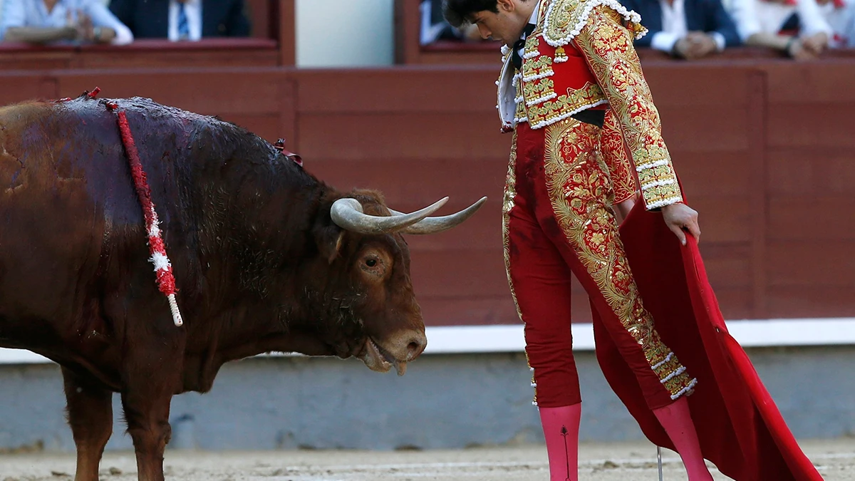 El diestro Alberto López Simón ante su primer toro, durante la vigésimo segunda de la feria de San Isidro