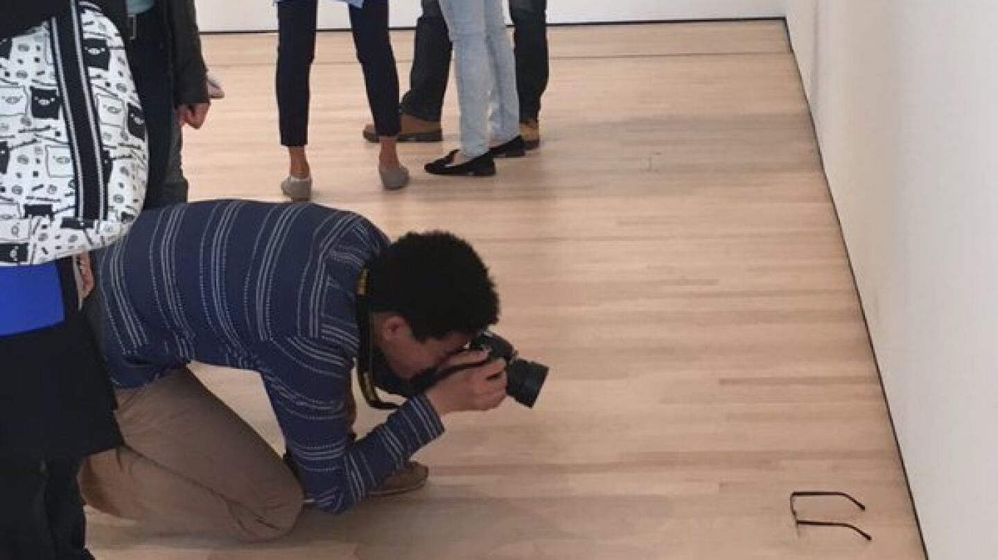 Un hombre fotograf&iacute;a las gafas en el MOMA
